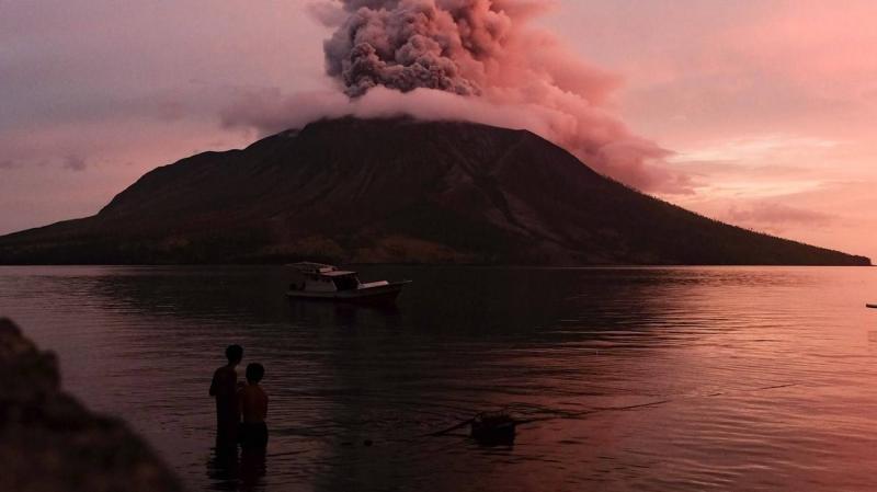 ثوران بركان روانغ مجددا في إندونيسيا يتسبب بإغلاق مطار دولي مجاور