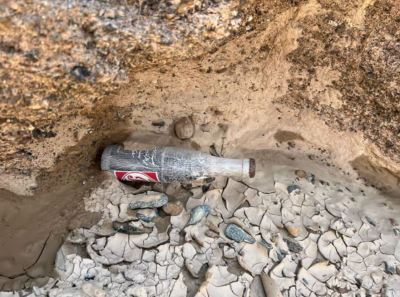عاصفة الإمارات تكشف عن زجاجة مياه غازية عمرها 62 عاما