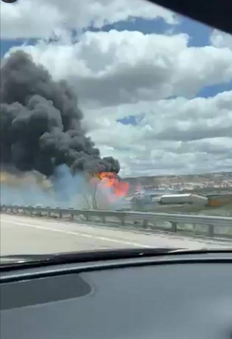 بالفيديو.. حريق ضخم إثر انحراف قطار في أميركا