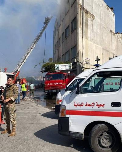 بالفيديو.. حريق داخل مستودع في طرابلس!