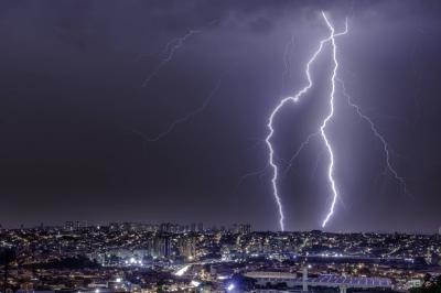 مصرع أكثر من 55 شخصا في جنوب البرازيل بسبب الأمطار الغزيرة (فيديو)