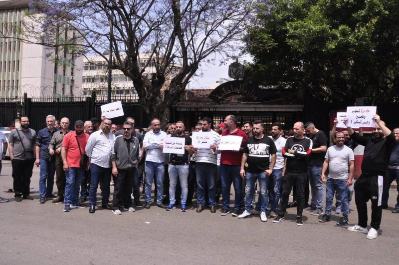 بالصور- اعتصام لنقابة عمال وموظفي المعاينة الميكانيكية أمام وزارة الداخلية