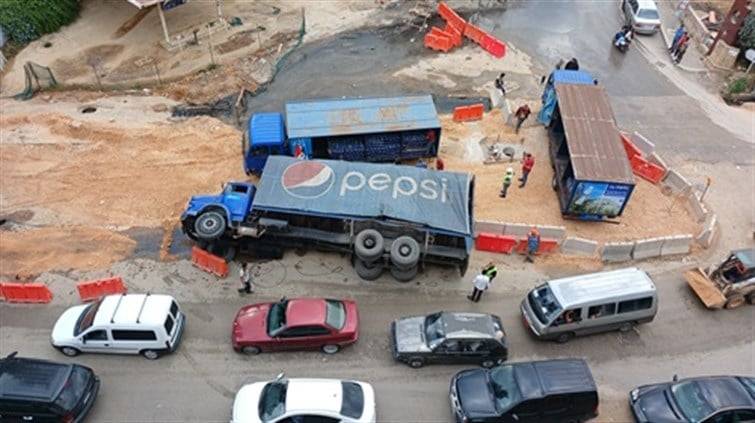 انقلاب شاحنة على مفرق كفرشيما (صورة)