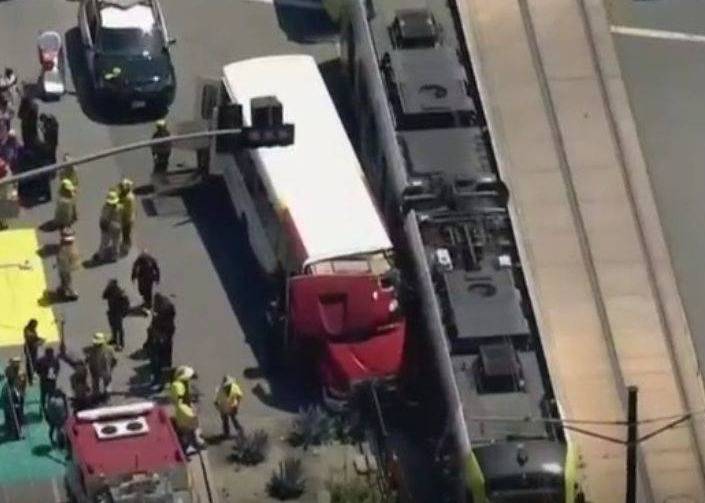 عشرات الإصابات جراء إصطدام قطار بحافلة في لوس أنجلوس