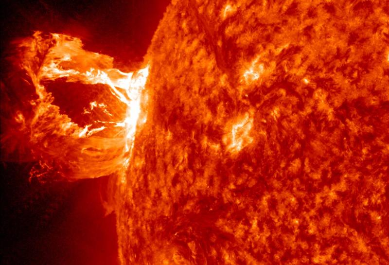 علماء يرصدون توهجًا شمسيًا قويًا