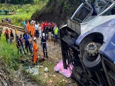 مقتل 11 معظمهم من الطلاب بحادثة تحطم حافلة في إندونيسيا