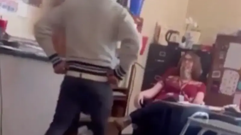 بالفيديو- طالب يصفع معلمته ويواجه تهمًا جنائية!