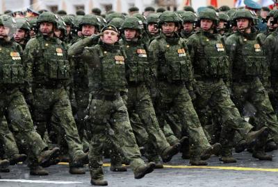 مشهد طريف في يوم النصر بموسكو: جندي يفقد حذاءه!