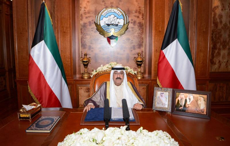 أمير الكويت ورئيس الإمارات يجريان مباحثات عقب قرارات حل المجلس الكويتي