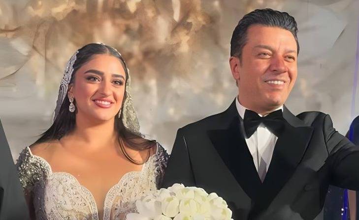 مصطفى كامل يبكي.. حفل زفاف مبهر لابنته بحضور كبار الفنانين (فيديو)