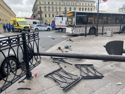 حادث مروع في سان بطرسبورغ.. حافلة تسقط في النهر (فيديو)