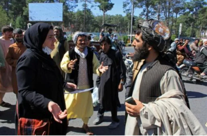 أفغانيات يتظاهرن في هرات للمطالبة بحقوقهن: 