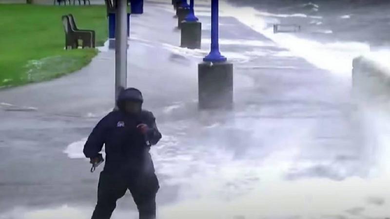 بالفيديو.. صحافي راتبه 10 ملايين دولار مهدد بإعصار أميركي