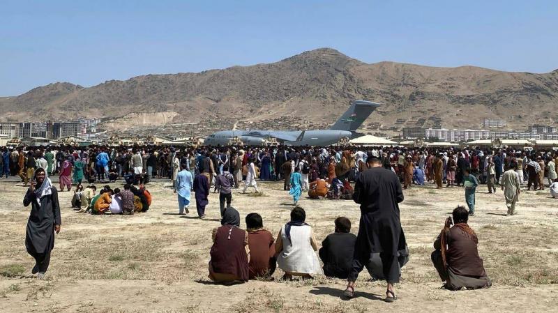 12 قتيلا وفوضى بمطار كابل.. طالبان تدعو الأفغان للمغادرة