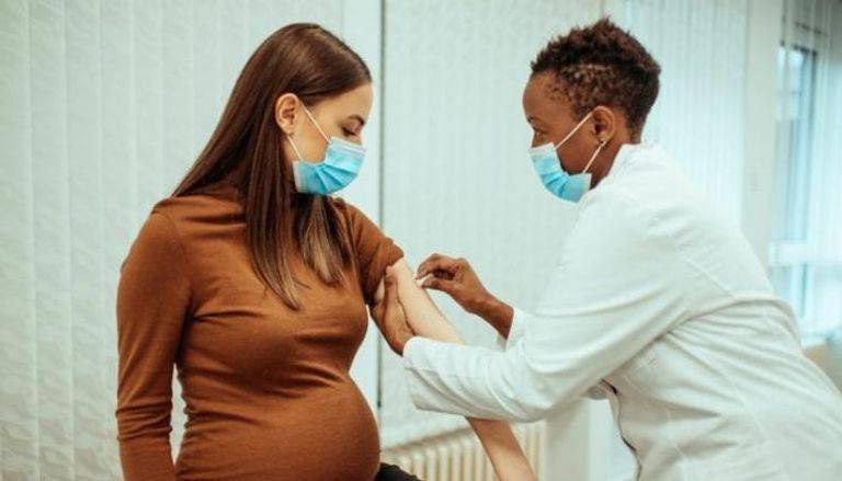 الصحة الأمريكية تدعو الحوامل لتلقي لقاح كورونا