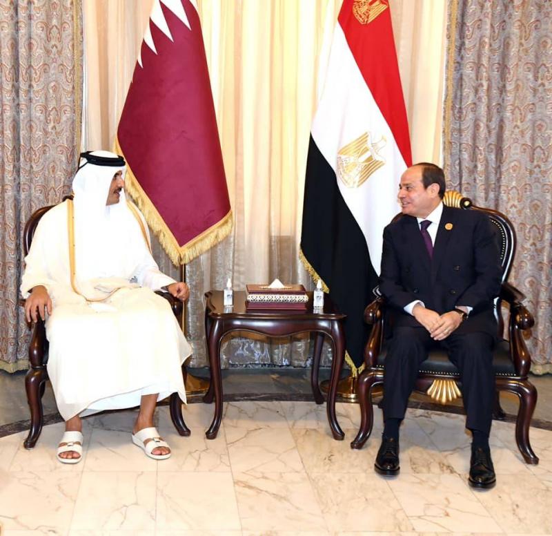 الرئيس المصري يلتقي أمير قطر على هامش مؤتمر بغداد.. وبيان رئاسي عن ما حدث في أول لقاء