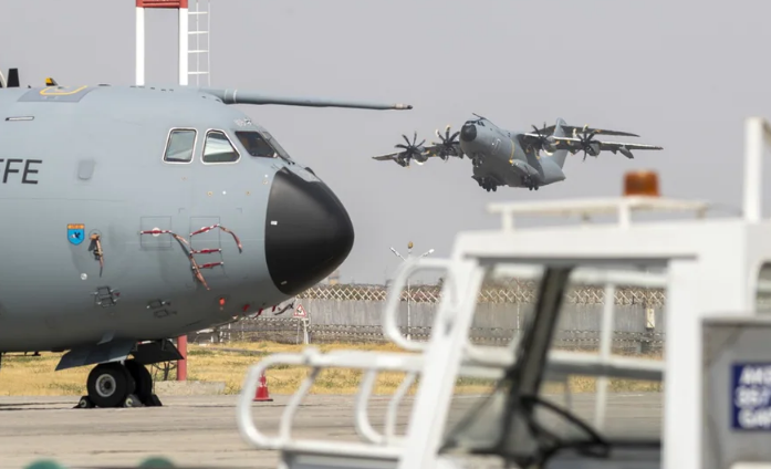هبوط أكثر من مئتي شخص تم إجلاؤهم من أفغانستان في مطار زيورخ