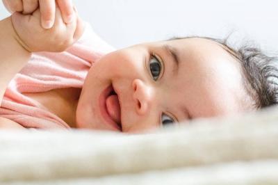 تغيير وضعية جسم الرضيع يحمي رأسه من التشوهات