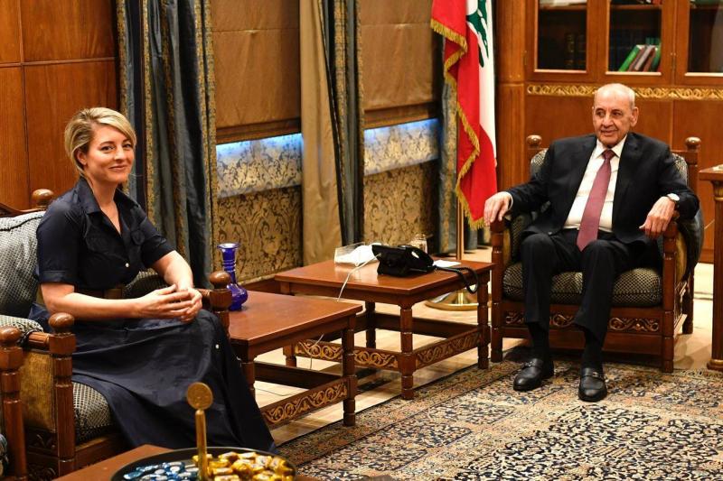 وزيرة الخارجية الكندية تجول على المسؤولين