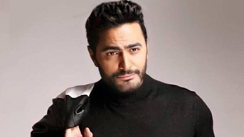 بالفيديو: تامر حسني يرمي كوب الشاي الساخن على زميله