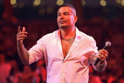 عمرو دياب يضرب مهندس صوت ثم يعود للغناء