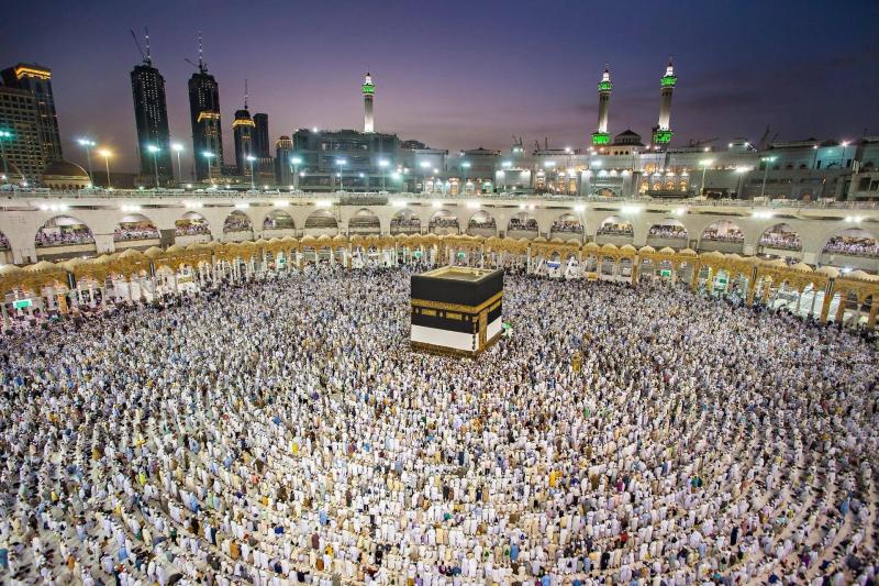 الحجاج يتوافدون الى مكة المكرّمة.. كم بلغت أعدادهم؟