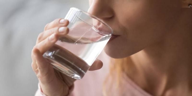 لماذا علينا تجنب شرب الماء مباشرة بعد الوجبات؟