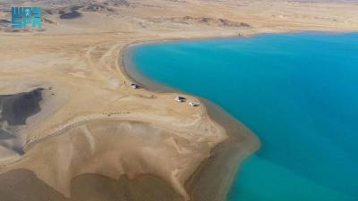 البحر والصحراء يتقاسمان أسرار الجمال بشاطئ 