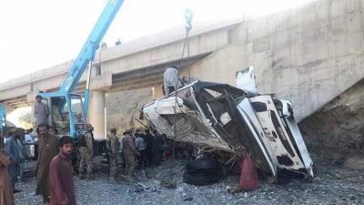 مقتل 27 شخصًا إثر سقوط حافلة ركاب في باكستان