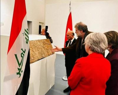 العراق تسلّم قطعًا أثرية تعود إلى الحضارة الأشورية