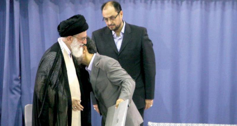 بدايتها إقالة.. تاريخ من التوترات بين أحمدي نجاد وخامنئي