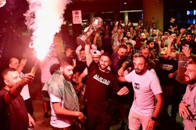 وسط هتافات مرحبة بفوزه.. 