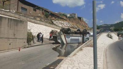 جريح نتيجة انقلاب شاحنة على الطريق المحاذية لأوتوستراد المتن