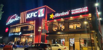 بالفيديو- متظاهرون يهاجمون مطعم KFC في بغداد
