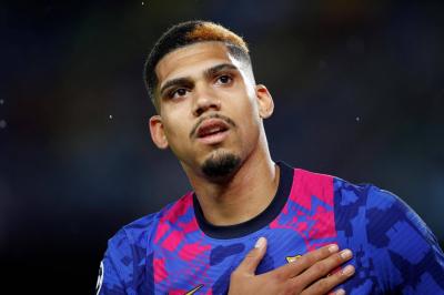 برشلونة يهدد صخرة دفاعه أراوخو بعرضه للبيع