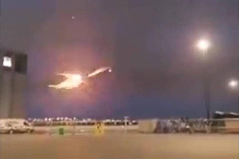 النيران تشتعل في محرك طائرة أثناء إقلاعها (فيديو)
