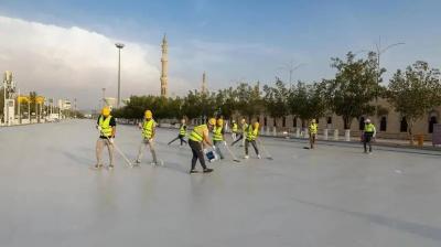 في عرفات.. طلاء الطرق لتبريد المنطقة وخفض درجات الحرارة