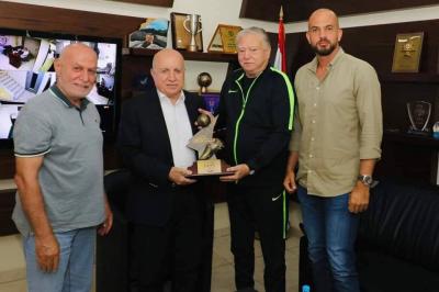 دياب يسلم جائزة عدنان الشرقي لرئيس الإتحاد هاشم حيدر