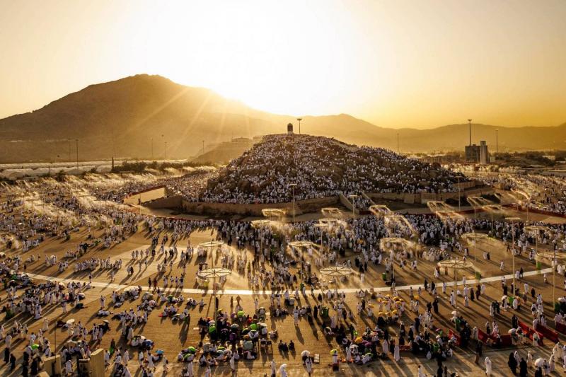في يوم عرفة.. جبل الرحمة يتلوّن بالأبيض (فيديو)