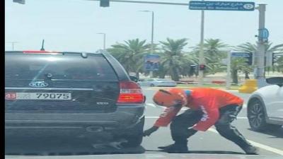 بالفيديو.. سائق توصيل يُنقذ قطة من بين عجلات سيارة