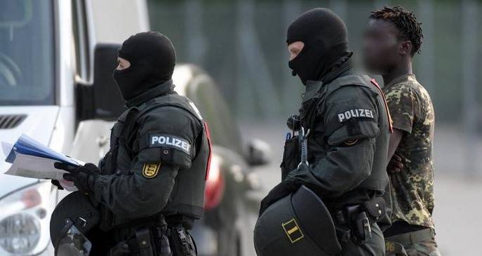 الشرطة الألمانية تطلق النار على مهاجم حمل فأساً في هامبورغ