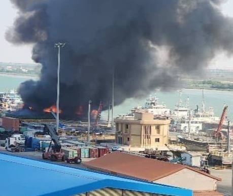 حريق كبير في ميناء مدينة عبادان الإيرانية