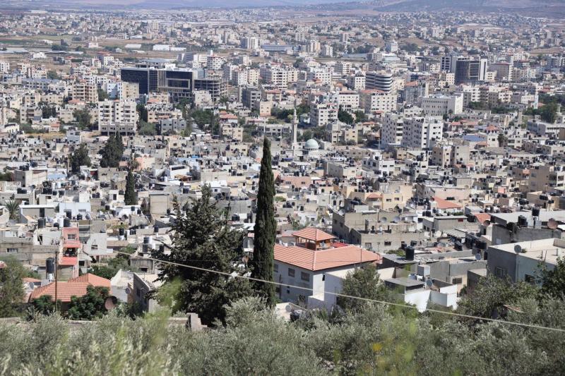 فلسطيني مصاب مقيد فوق آلية إسرائيلية جالت في جنين (فيديو)