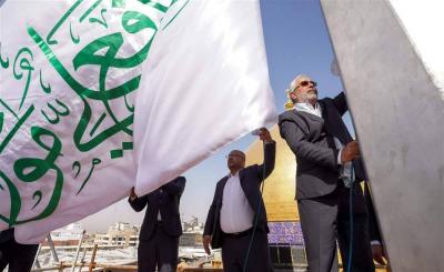 بالصور.. رفع راية عيد الغدير في صحن الإمام علي