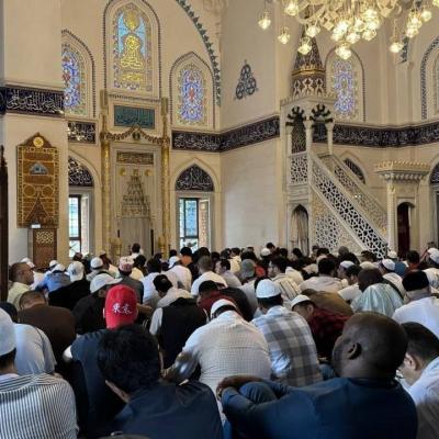 بالفيديو- حشود غفيرة وخطبة بأربع لغات في صلاة العيد باليابان