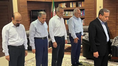 عبر صورة صلاة جماعة.. مرشح لرئاسة إيران يبعث برسائل عدة