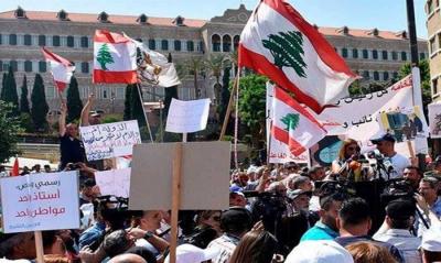 موظفو لبنان يعانون من 
