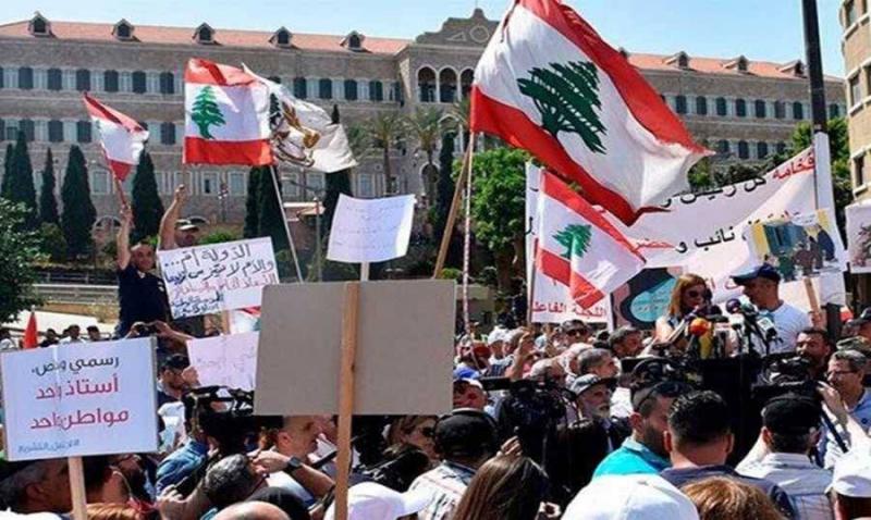 موظفو لبنان يعانون من 