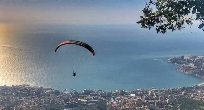 بالفيديو.. سقوط شابين على سطح مبنى في جونية!