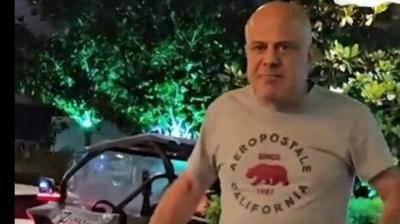 بالفيديو- تركي يحمل سكينا ويهدد سياحا خليجيين بالقتل